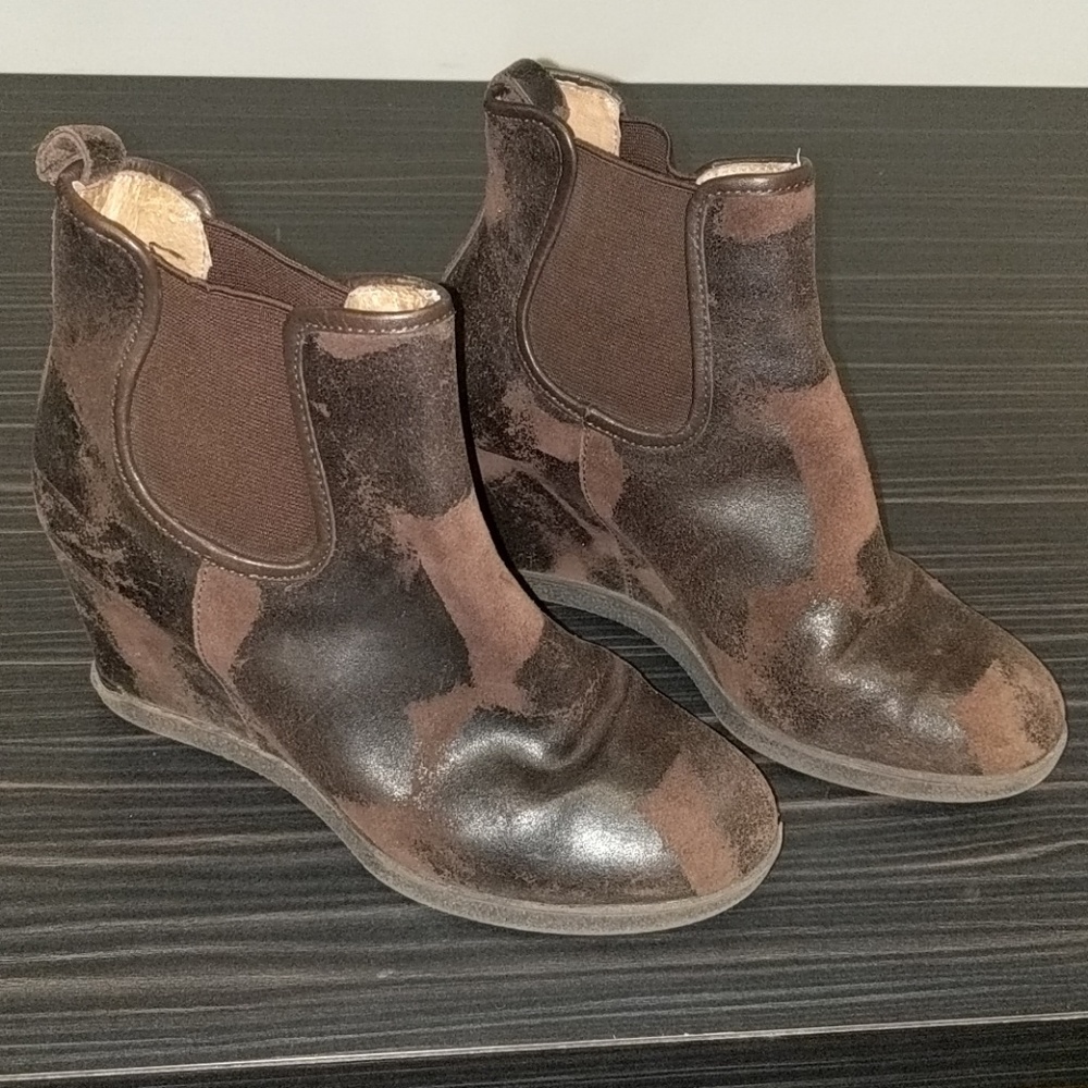 Donald J Pliner brown cameflogue wedge boots
